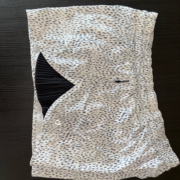 Lululemon Athletica White and Black Athletic Shorts - Picture 4 of 4